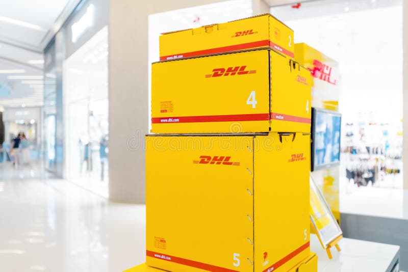 Grupa żółtych pudełek firmy pocztowej dhl w centrum handlowym dla dostawy towarów do domu obrazy royalty free