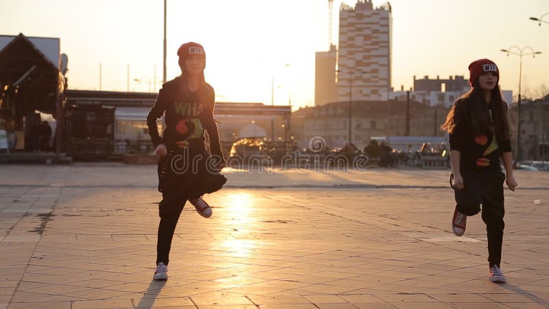 Grupo adolescente da dança do hip-hop das meninas