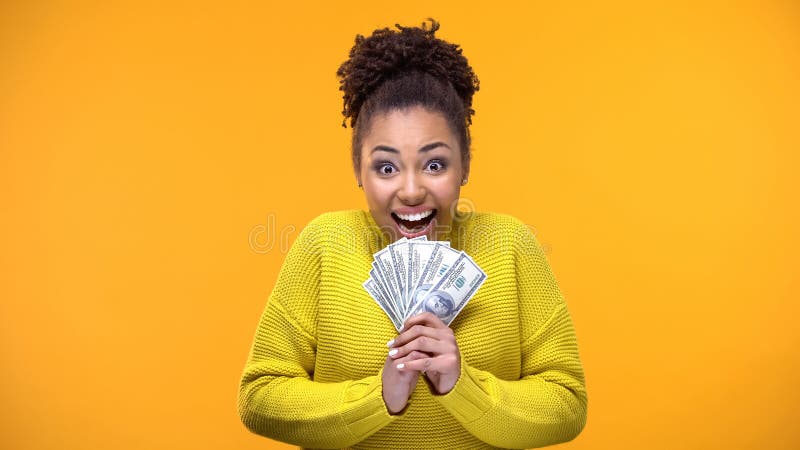 Grupo afro-americano entusiasmado dos dólares, vencedor da terra arrendada da mulher de loteria, fortuna