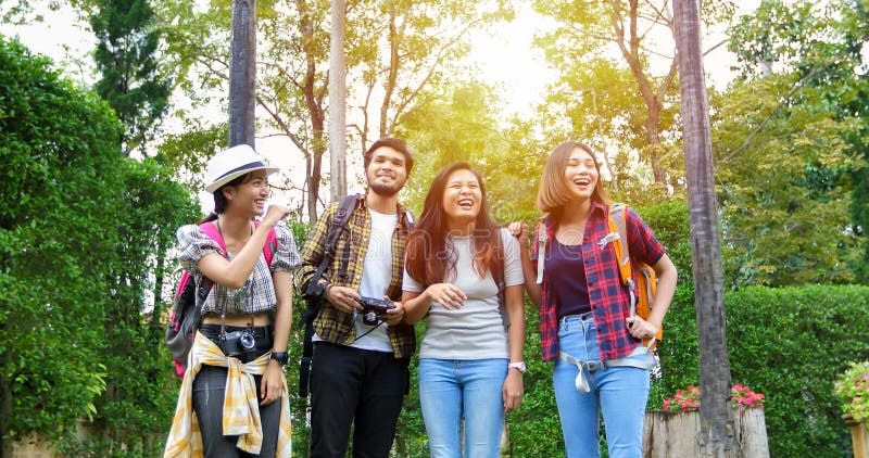 Grupo Asiático de jóvenes con mochilas de amigos caminando juntos y amigos felices están tomando fotos y selfie, Relájese tiem fotos de archivo Grupo Asiático de jóvenes con mochilas de amigos caminando juntos y amigos felices están tomando fotos y selfie, Relájese tiem fotos de archivo