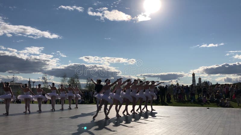 Grupo bailarinas ballet vestido baile calle Moscú Rusia agosto de 2018 blanco almacen de metraje de vídeo