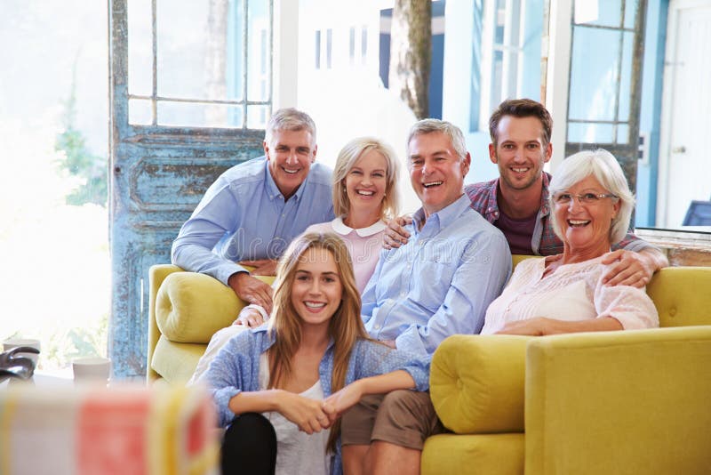 Grupo da família extensa em casa que relaxa na sala de estar imagens de stock royalty free Grupo da família extensa em casa que relaxa na sala de estar imagens de stock royalty free