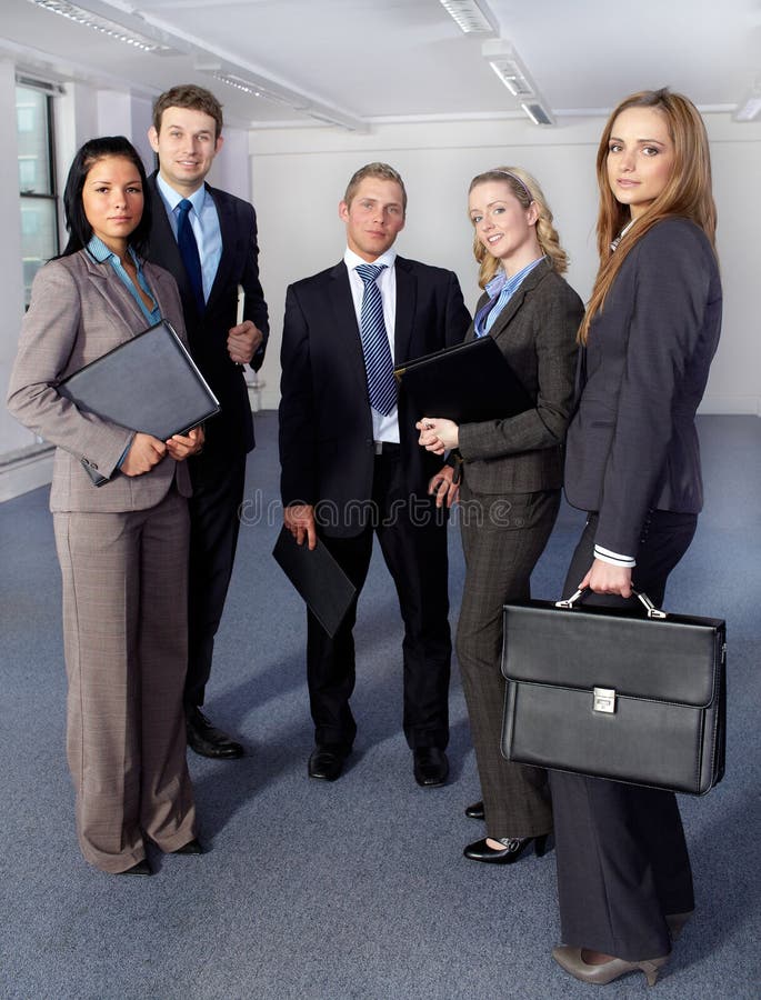 Grupo de 5 executivos, toda a posição fotografia de stock Grupo de 5 executivos, toda a posição fotografia de stock