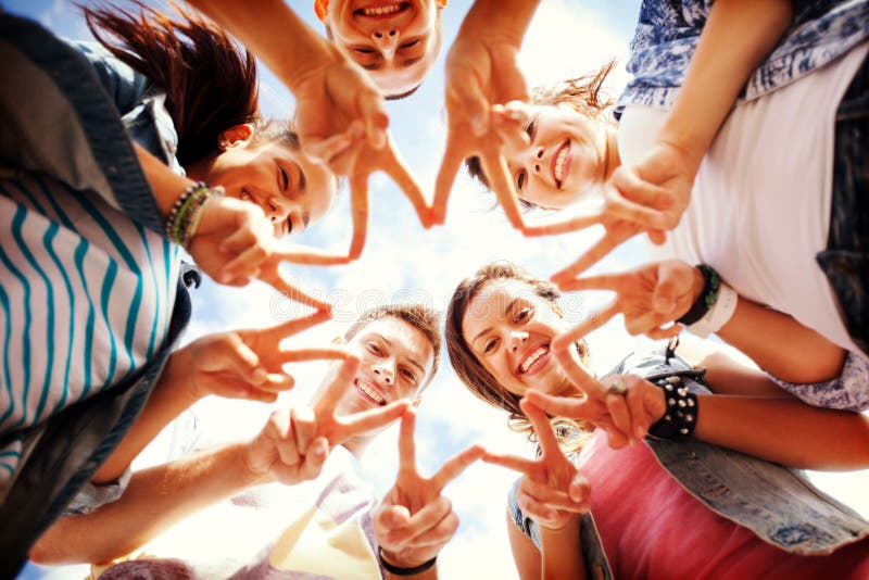 Grupo de adolescentes que mostram o dedo cinco
