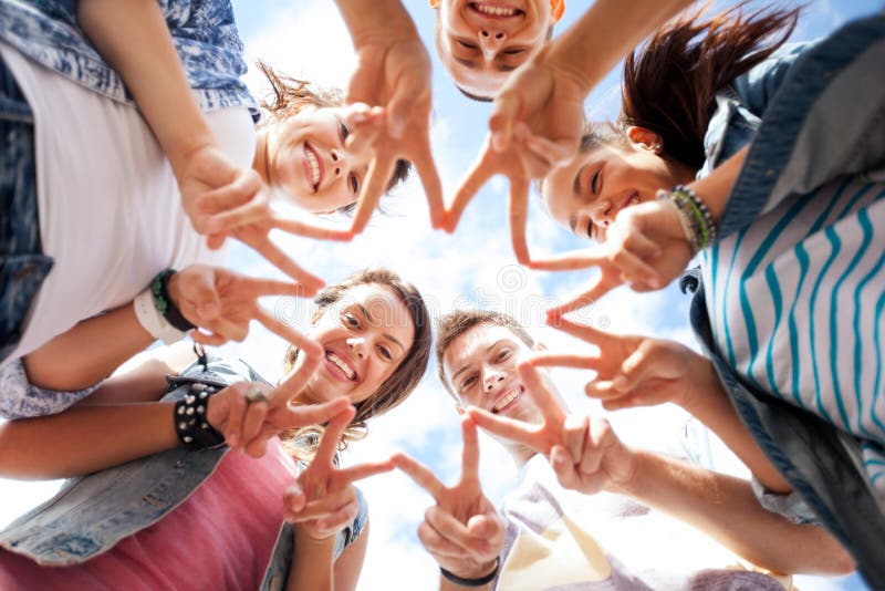 Grupo de adolescentes que muestran el finger cinco imagen de archivo Grupo de adolescentes que muestran el finger cinco imagen de archivo