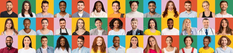 Grupo de alegres multiétnicos sonriendo a la cámara sobre coloridos antecedentes imagen de archivo libre de regalías
