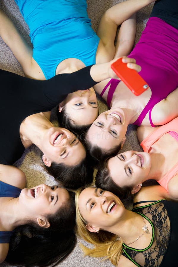 Grupo de amigas desportivas felizes que tomam o selfie, autorretrato w fotos de stock Grupo de amigas desportivas felizes que tomam o selfie, autorretrato w fotos de stock