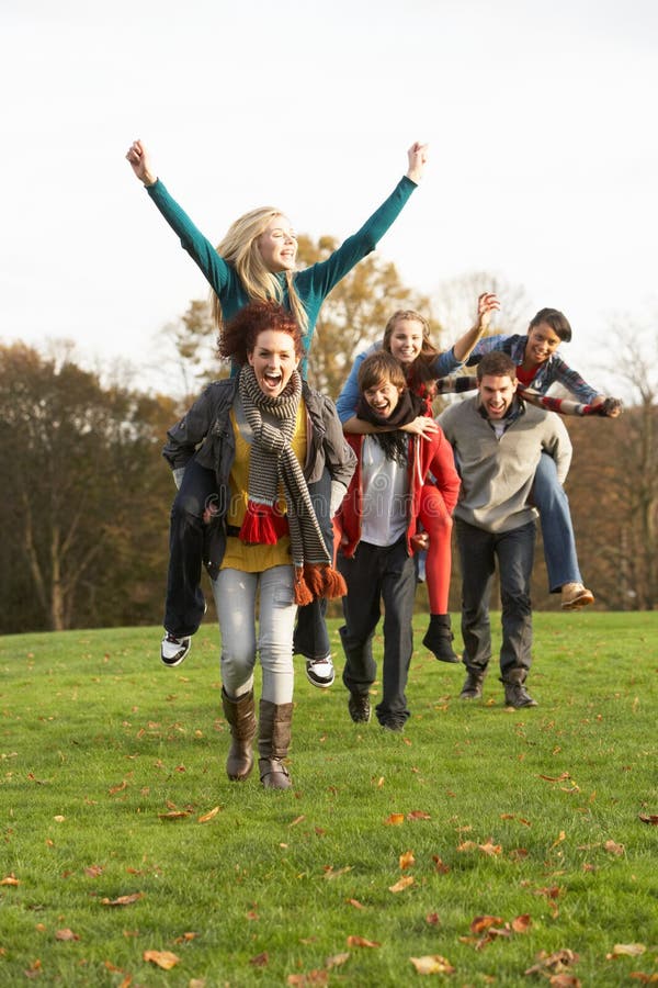 Grupo de amigos adolescentes que tienen paseos el de lengüeta imagenes de archivo Grupo de amigos adolescentes que tienen paseos el de lengüeta imagenes de archivo