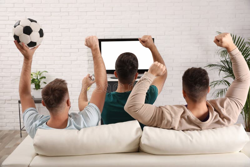 Imagem Composta De Colagem. Grupo De Jovens Assistindo Jogos De Futebol  Online Usando Aplicação De Vídeo. Ecrã Do Computador Portá Foto de Stock -  Imagem de esperto, rede: 227637610