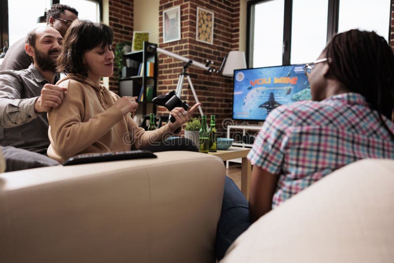 Grupo de amigos cercanos jugando espacio sim videogame en consola de juegos moderna. imágenes de archivo libres de regalías