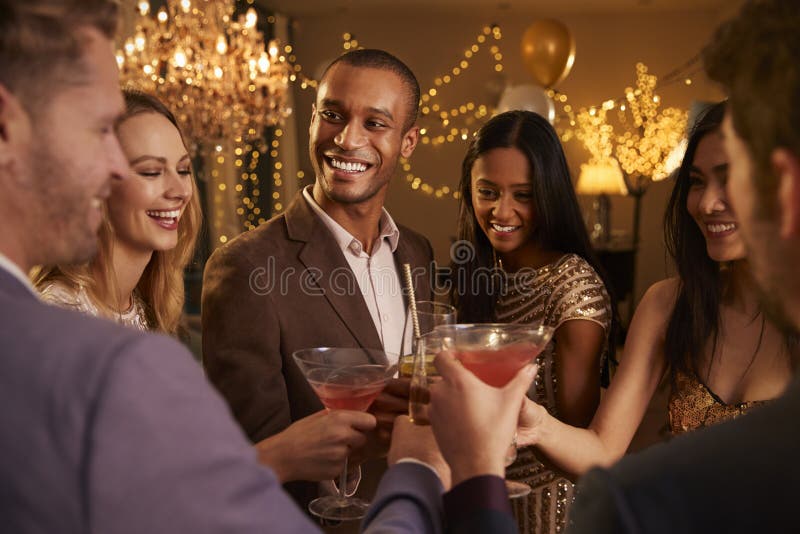 Grupo de amigos com bebidas que apreciam o cocktail