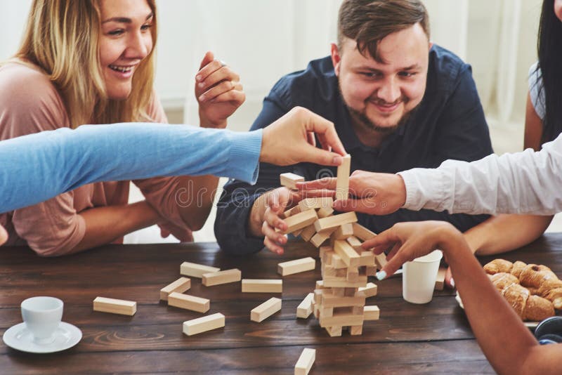 Jogo De Tabela Dos Jogos Dos Amigos, Foco Seletivo Na Torre Foto de Stock -  Imagem de entretenimento, macho: 145859458