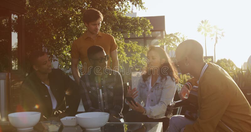 Grupo de amigos discutiendo en una azotea metrajes