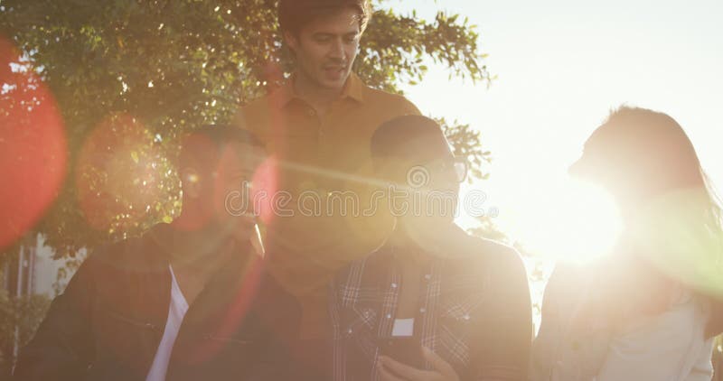 Grupo de amigos discutiendo en una azotea almacen de video
