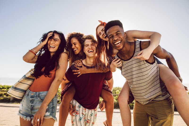 Grupo de amigos felices que se divierten junto imagen de archivo Grupo de amigos felices que se divierten junto imagen de archivo