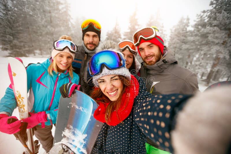 Grupo de amigos felices que tienen fabricación de los Snowboarders y de los esquiadores de la diversión foto de archivo libre de regalías Grupo de amigos felices que tienen fabricación de los Snowboarders y de los esquiadores de la diversión foto de archivo libre de regalías