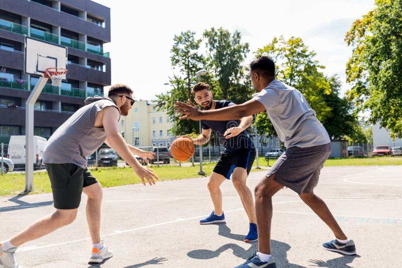 Amigos jogando basquete foto de stock. Imagem de corte - 175128336