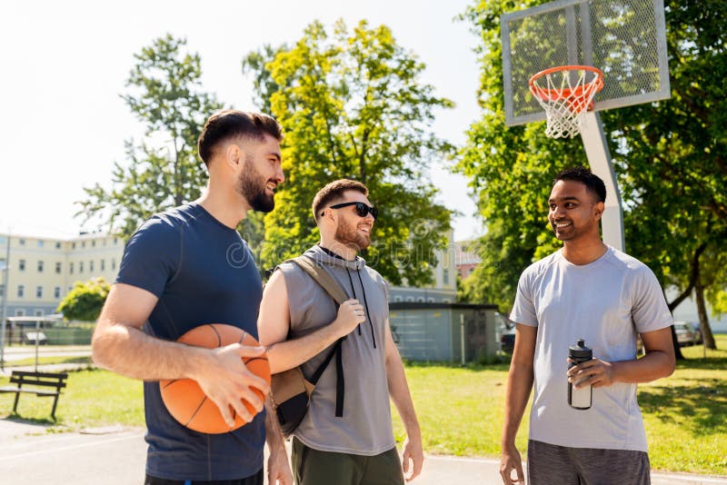 Amigos jogando basquete foto de stock. Imagem de corte - 175128336