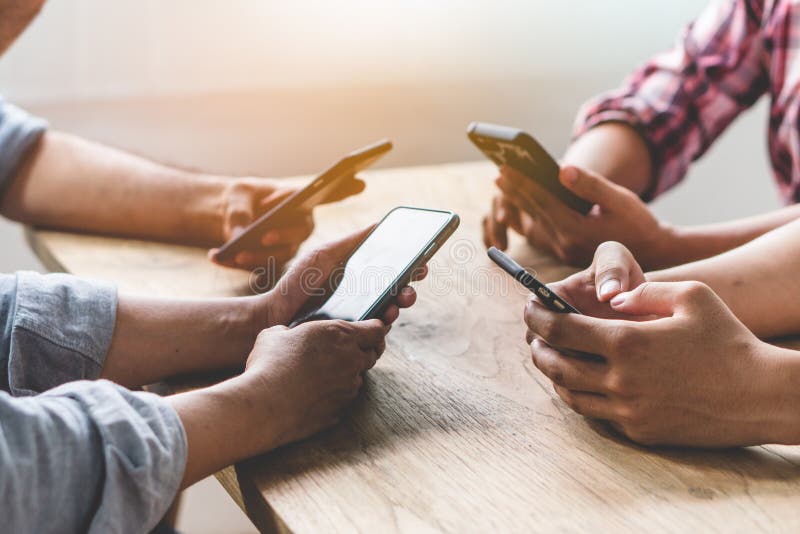 Grupo De Amigos Jogando Jogos De Aplicativos Em Celulares E on-line Juntos.  As Mãos Estão Segurando O Círculo Do Smartphone. Imagem de Stock - Imagem  de rede, compartilhar: 196942813