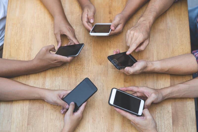 Grupo De Amigos Jogando Jogos De Aplicativos Em Celulares E on-line Juntos  As Mãos Estão Segurando Um Círculo De Smartphone Na Me Imagem de Stock -  Imagem de tecnologia, social: 198292041