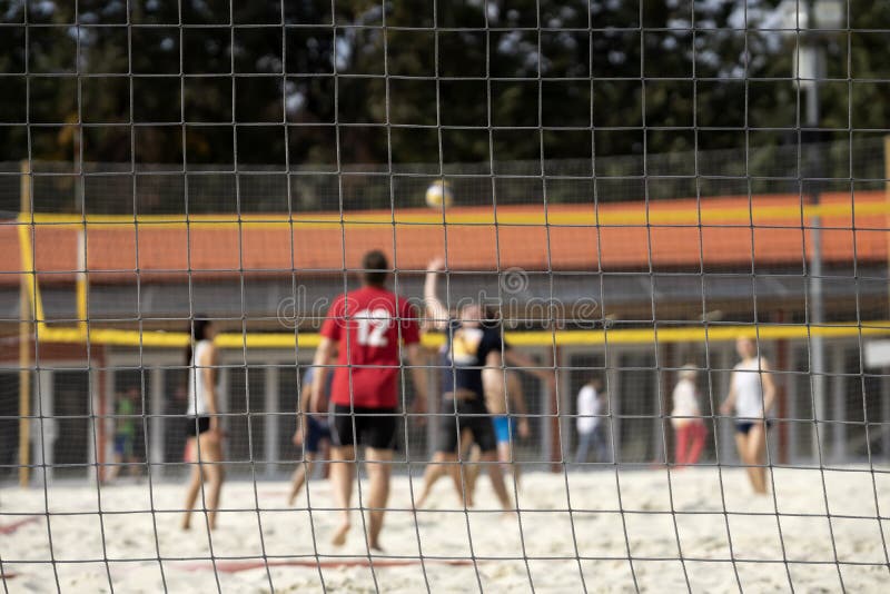 Grupo de amigos jovenes que juegan al voleibol de playa, día de verano, foco del selectiv Fondo borroso, forma de vida sana imágenes de archivo libres de regalías Grupo de amigos jovenes que juegan al voleibol de playa, día de verano, foco del selectiv Fondo borroso, forma de vida sana imágenes de archivo libres de regalías