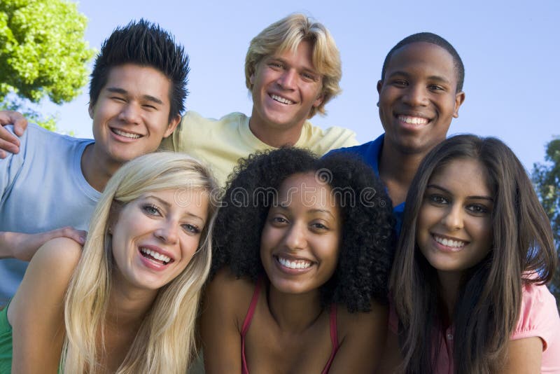 Grupo de amigos jovenes que se divierten foto de archivo libre de regalías Grupo de amigos jovenes que se divierten foto de archivo libre de regalías