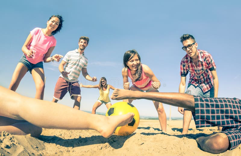 Jogador De Futebol Da Praia Na Ação Ângulo Largo Da Praia Ensolarada Imagem  de Stock - Imagem de oceano, atleta: 124770337