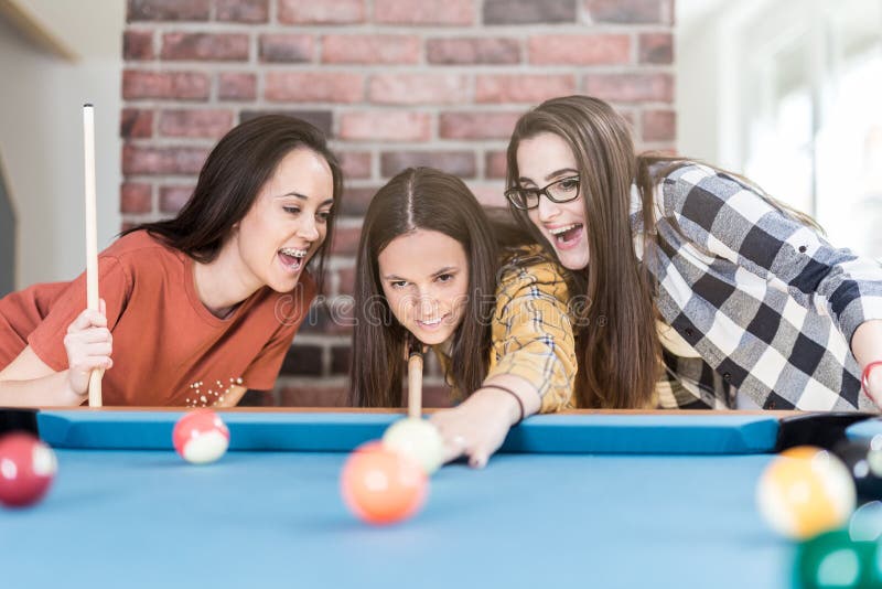 Amigos F?meas Alegres Que Jogam O Jogo Do Bilhar Da Mesa De Bilhar Em Casa  Foto de Stock - Imagem de sinuca, divertimento: 147219938