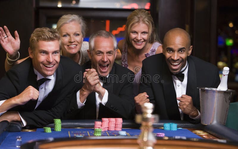 Grupo de amigos que celebran triunfo en el vector de la ruleta fotos de archivo Grupo de amigos que celebran triunfo en el vector de la ruleta fotos de archivo