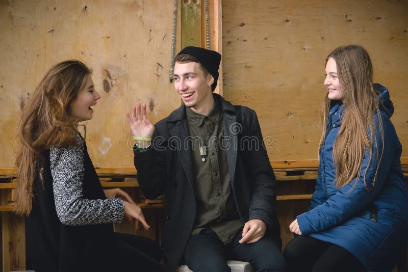 Grupo de amigos que encontram-se na cafetaria imagens de stock Grupo de amigos que encontram-se na cafetaria imagens de stock