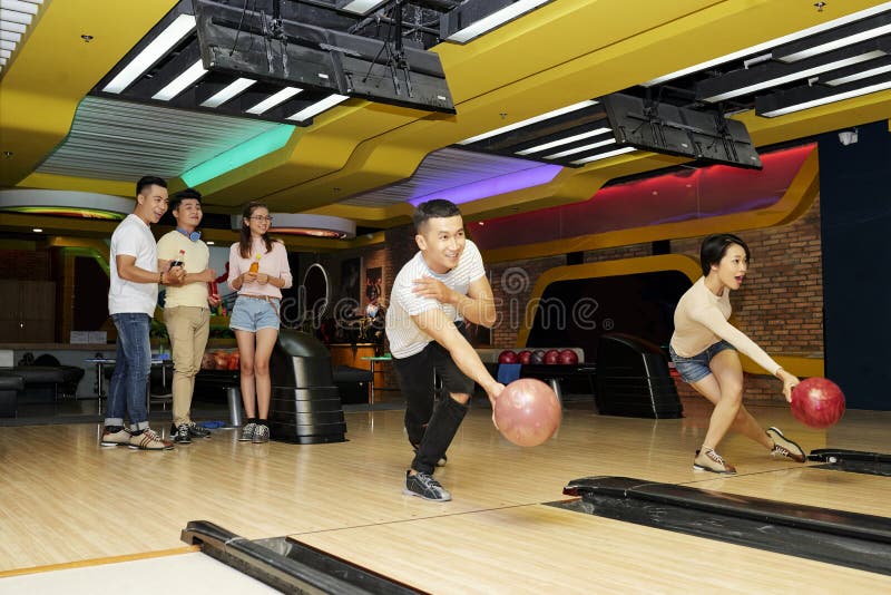 Amigos jogando basquete foto de stock. Imagem de corte - 175128336