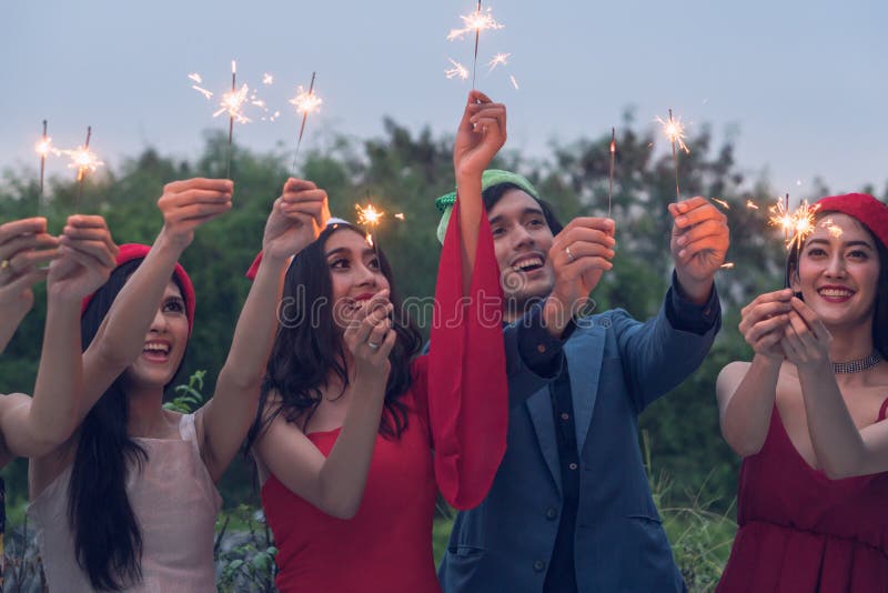 Grupo De Amigos Jogando Jogos De Aplicativos Em Celulares E on-line Juntos  As Mãos Estão Segurando Um Círculo De Smartphone Na Me Imagem de Stock -  Imagem de tecnologia, social: 198292041