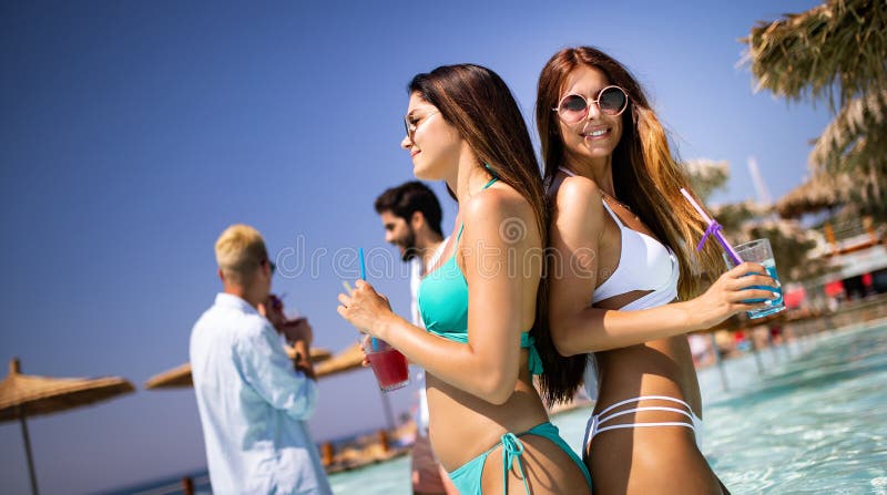 Grupo de amigos que se divierten el vacaciones de verano Concepto de la forma de vida, de la amistad, del viaje y de los d?as de imagenes de archivo Grupo de amigos que se divierten el vacaciones de verano Concepto de la forma de vida, de la amistad, del viaje y de los d?as de imagenes de archivo