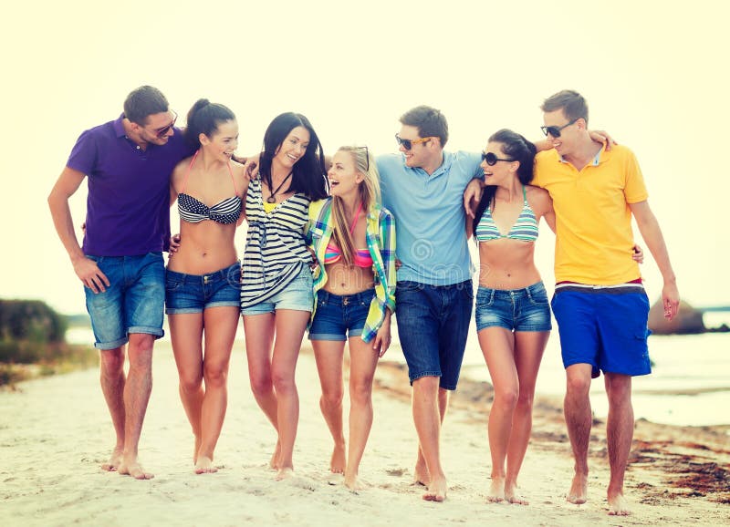 Grupo de amigos que se divierten en la playa imagen de archivo libre de regalías Grupo de amigos que se divierten en la playa imagen de archivo libre de regalías