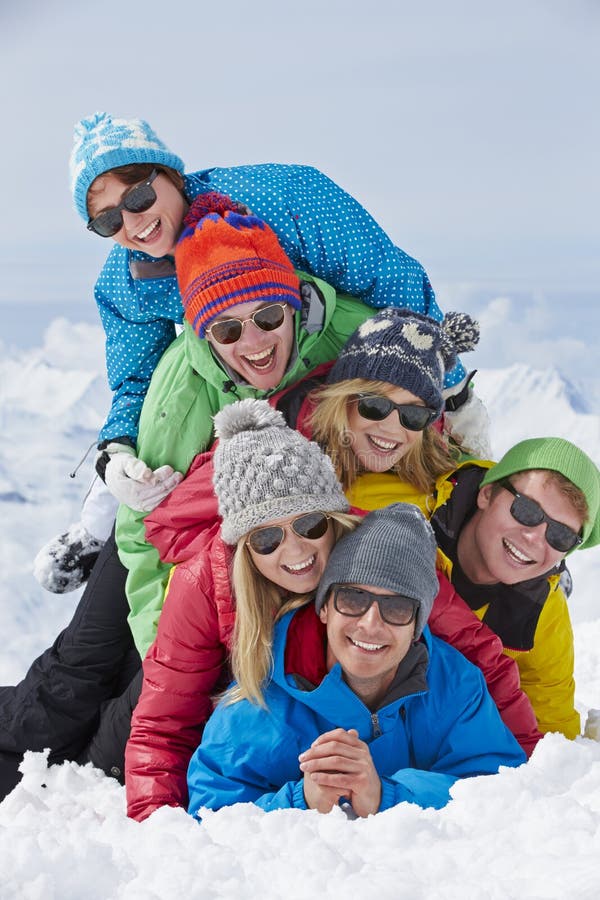Grupo de amigos que se divierten en Ski Holiday In Mountains foto de archivo libre de regalías Grupo de amigos que se divierten en Ski Holiday In Mountains foto de archivo libre de regalías