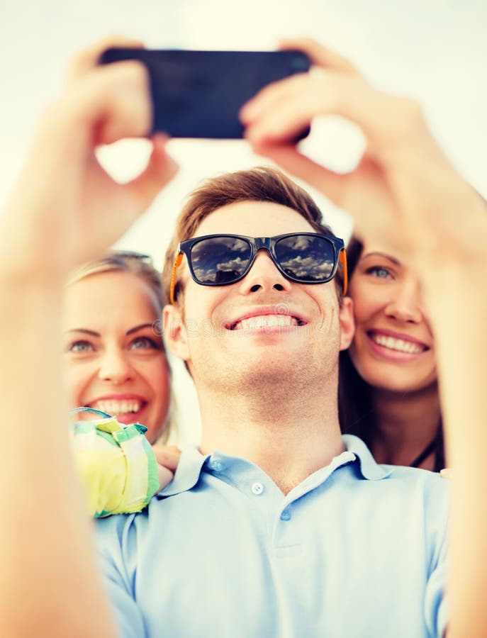 Pares De Melhores Amigos Das Jovens Mulheres Que Tomam Um Selfie Durante O Por Do Sol Foto De 