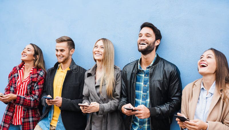 Grupo De Amigos Jogando Jogos De Aplicativos Em Celulares E on-line Juntos  As Mãos Estão Segurando Um Círculo De Smartphone Na Me Imagem de Stock -  Imagem de tecnologia, social: 198292041