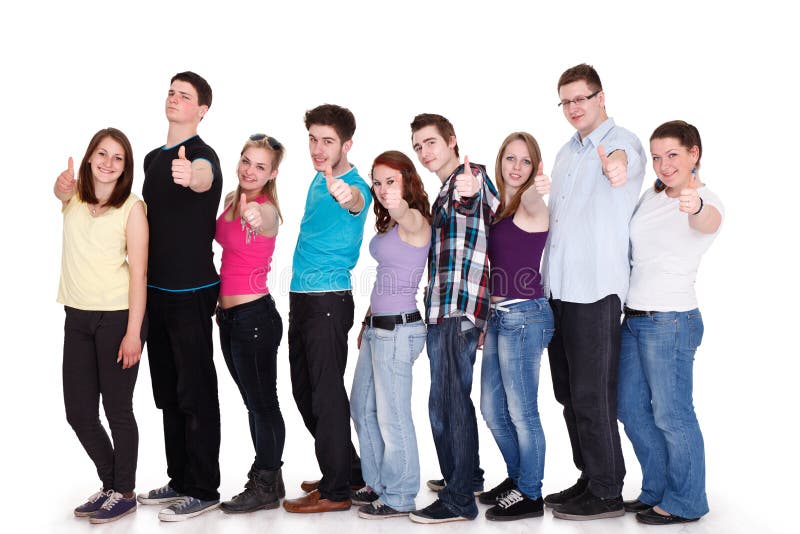 Grupo de amigos sonrientes que se colocan en fila imágenes de archivo libres de regalías Grupo de amigos sonrientes que se colocan en fila imágenes de archivo libres de regalías