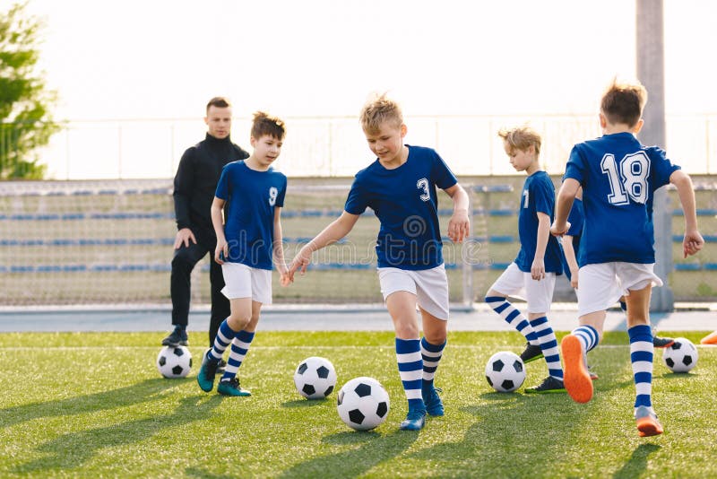 Dois Jogadores De Futebol Correndo E Dando Pontapés. Jogadores De Futebol  Adultos Competem No Jogo De Futebol Foto de Stock - Imagem de verde, duelo:  211382810