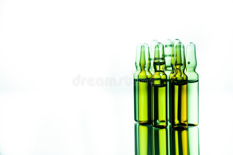 Grupo de ampolas com uma medicina transparente no laborat médico foto de stock royalty free