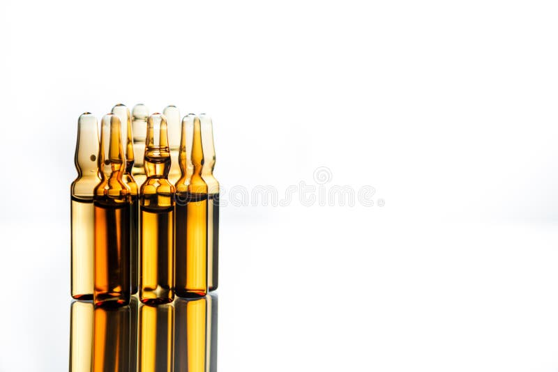 Grupo de ampolas com uma medicina transparente no laborat médico imagem de stock