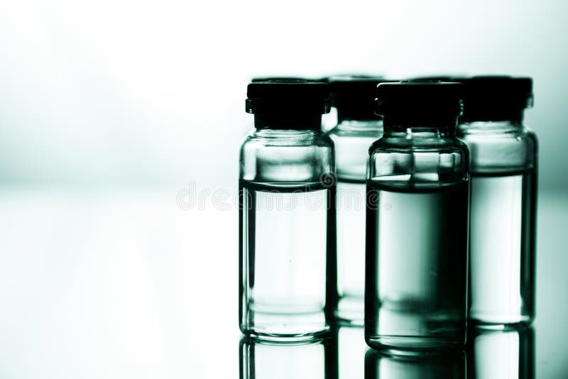 Grupo de ampolas com uma medicina transparente no laborat médico foto de stock royalty free