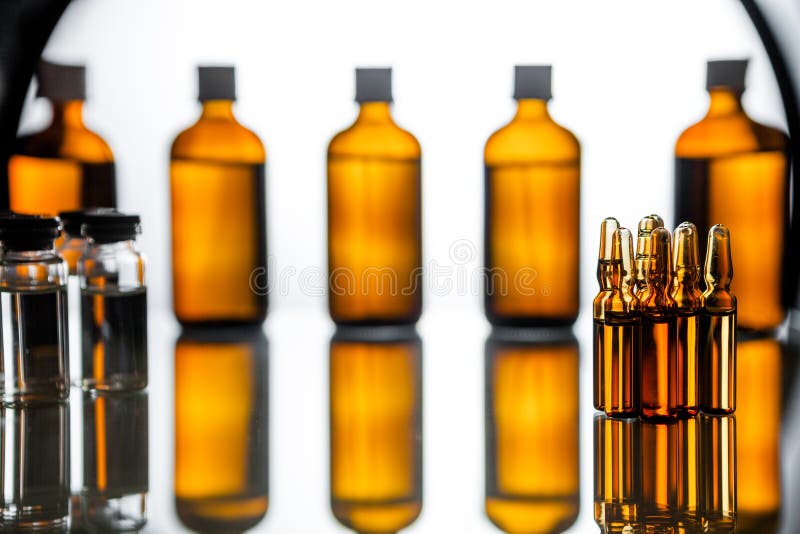 Grupo de ampolas com uma medicina transparente no laborat médico fotografia de stock royalty free
