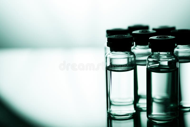 Grupo de ampolas com uma medicina transparente no laborat médico imagens de stock royalty free