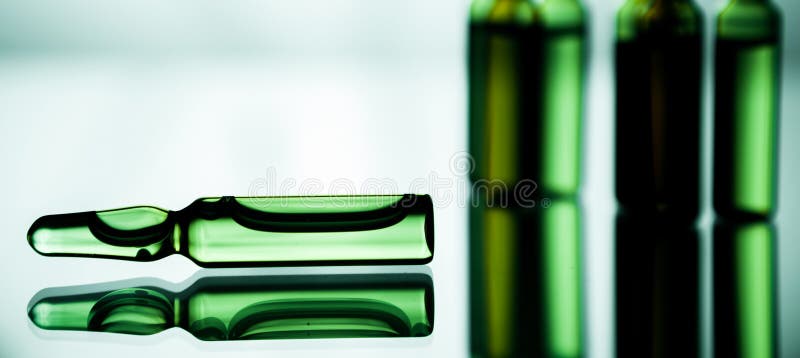Grupo de ampolas com uma medicina transparente no laborat médico imagens de stock royalty free
