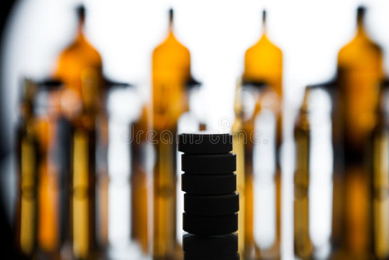Grupo de ampolas com uma medicina transparente no laborat médico imagem de stock