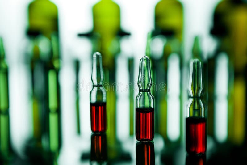 Grupo de ampolas com uma medicina transparente no laborat médico fotografia de stock