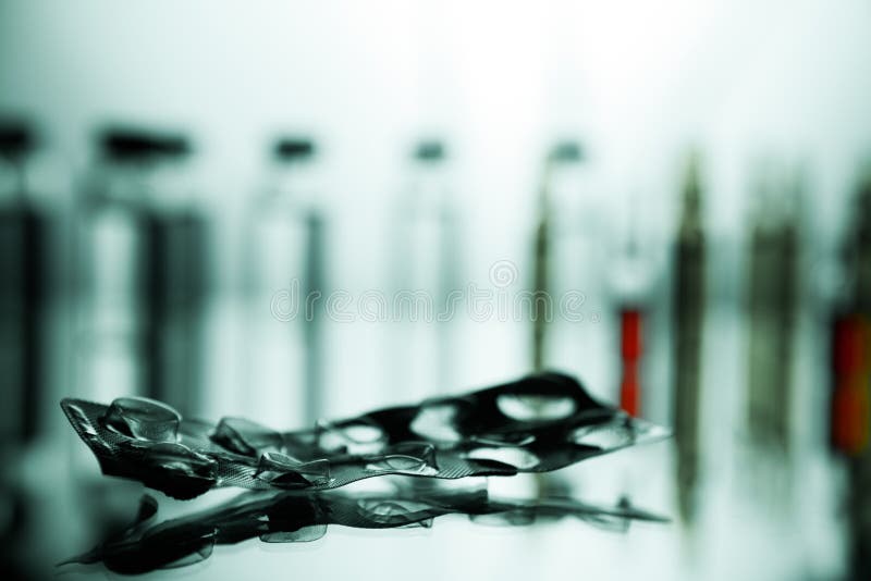 Grupo de ampolas com uma medicina transparente no laborat médico imagens de stock
