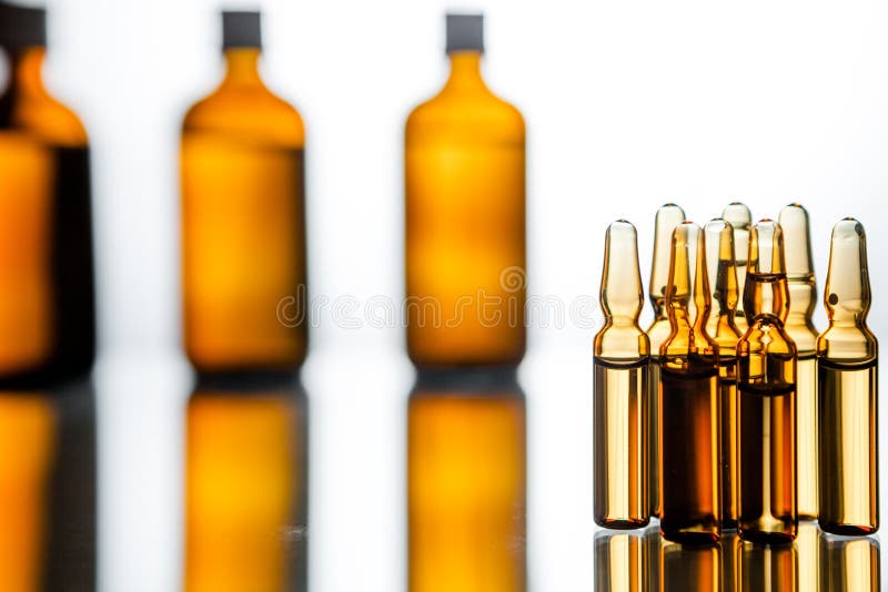 Grupo de ampolas com uma medicina transparente no laborat médico imagem de stock