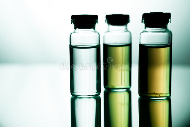 Grupo de ampolas com uma medicina transparente no laborat médico fotos de stock royalty free
